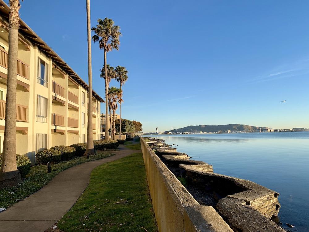 Vagabond Inn Executive Sfo Бърлингейм Екстериор снимка
