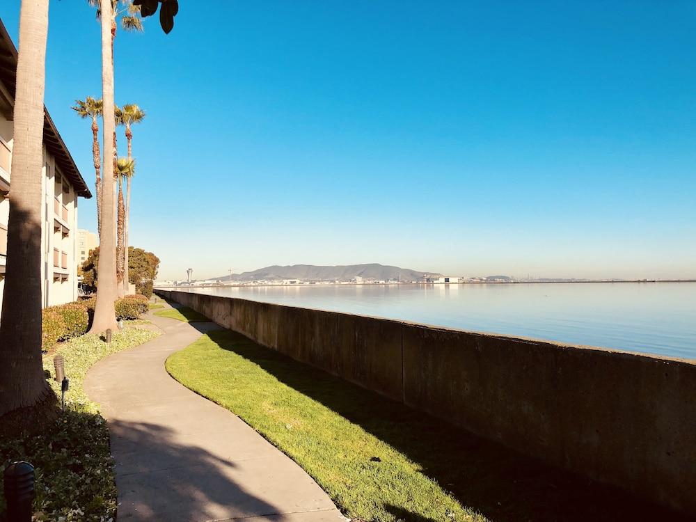 Vagabond Inn Executive Sfo Бърлингейм Екстериор снимка