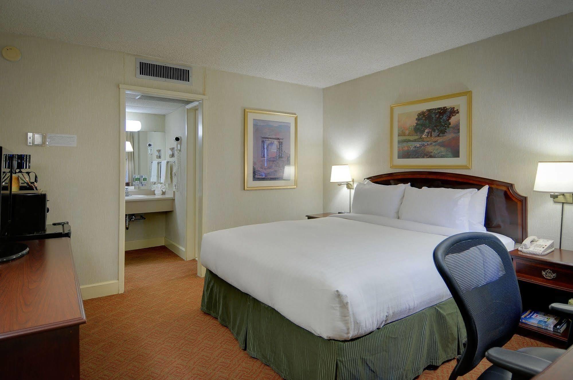 Vagabond Inn Executive Sfo Бърлингейм Екстериор снимка